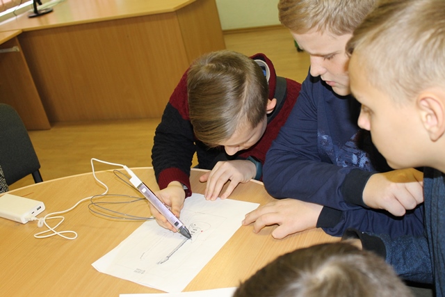 Фантазії учнів втілюються в реальність з 3D-ручкою 